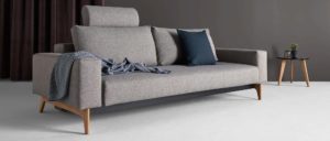 Sofa mit Gästebettfunktion, 140x200 cm, breite Armlehnen und helle Holzfüße aus Eiche, FLIP Kopfstütze
