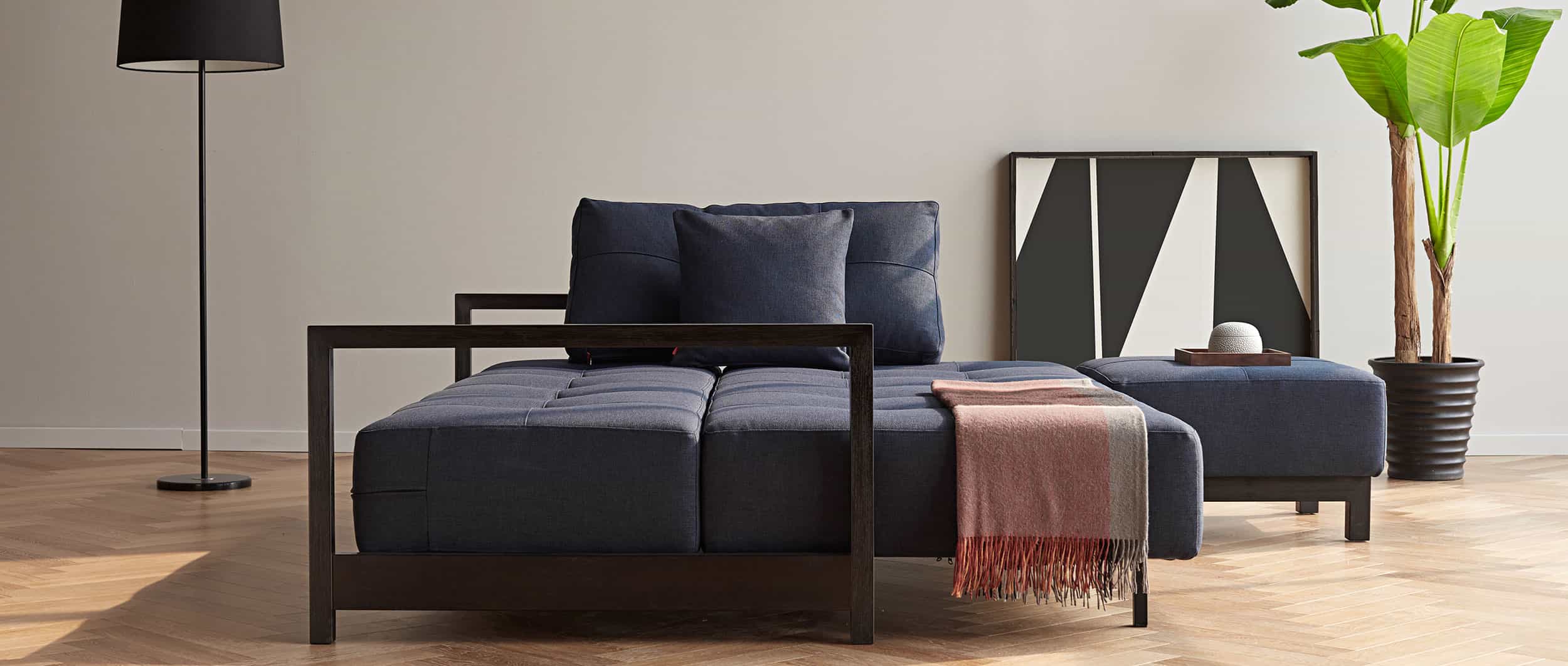 BIFROST DELUXE EXCESS Schlafsofa von Innovation mit schwarzen Armlehnen aus Holz, Lounge Sofa mit Hocker - Liegefläche 155x200