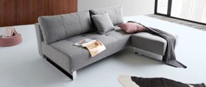 SUPREMAX DELUXE EXCESS Schlafsofa und Hocker von Innovation, Lounge Sofa Ecksofa mit Chromkufen und ohne Armlehnen - 155x200cm