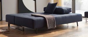 Blaues Lounge Sofa mit Chromkufen ohne Armlehnen, Gästebett - Liegefläche 155x200 cm