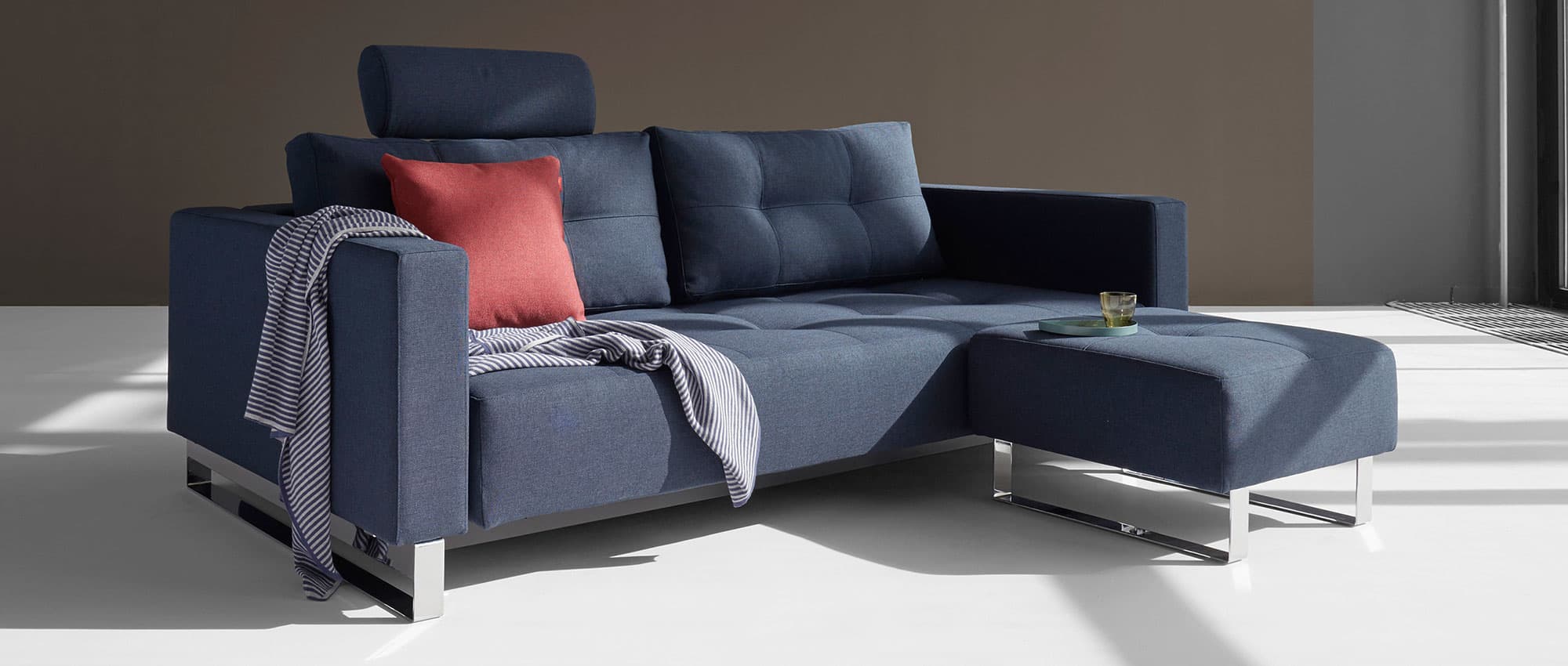 blaues CASSIUS DELUXE EXCESS Lounge Sofa von Innovation mit Zubehör, Gästebett mit Metallfüßen Chrom und Armlehnen - 155x200cm
