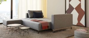 Lounge Sofa mit Gästebett-Funktion, mit Polsterarmlehnen und Chromkufen, Zubehör Hocker - 155x200 cm