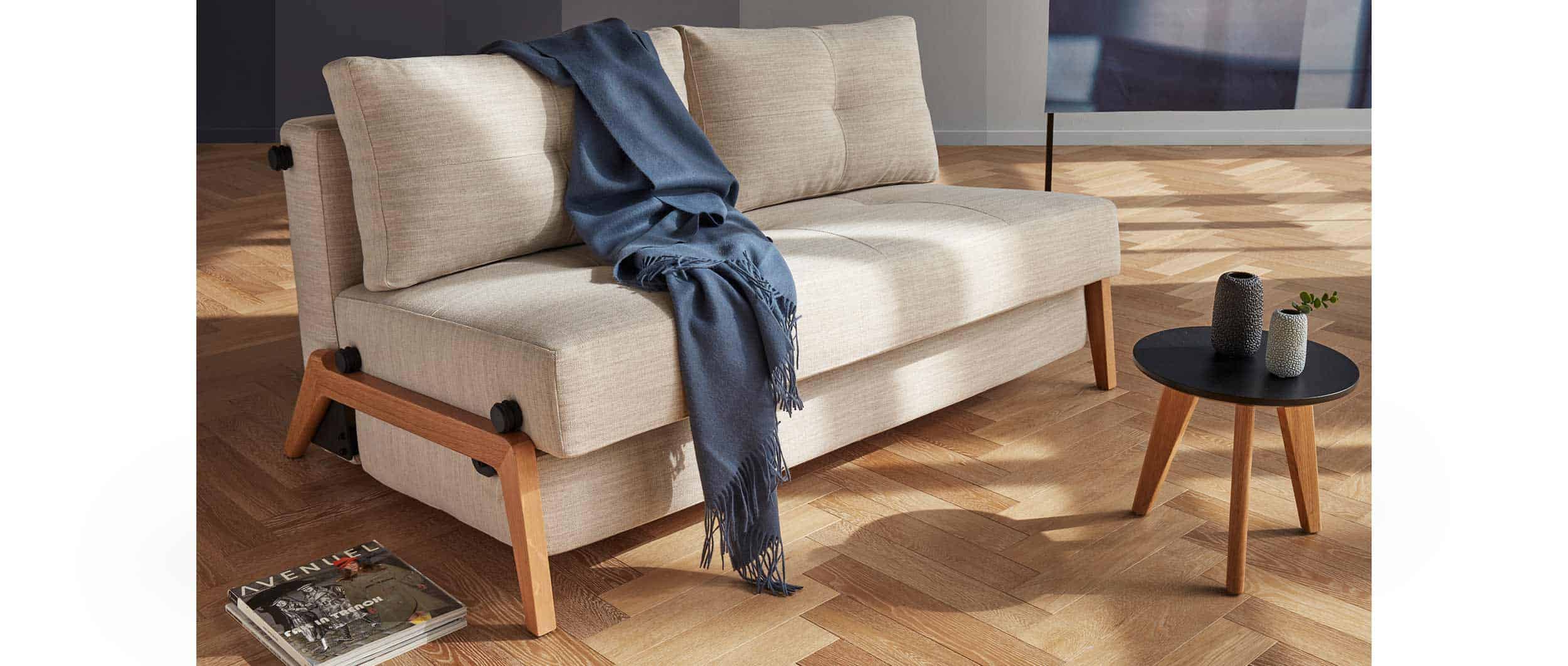 kleines Schlafsofa CUBED 02 von Innovation, skandinavisches Design mit hellen Holzfüßen, Gästebett ohne Armlehnen - 140x200cm