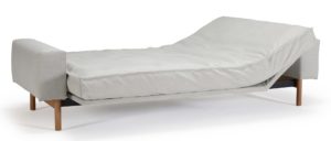 Innovation Schlafsofa MIMER mit breiten Armlehnen und hellen Holzfüßen, Dauerschläfer für jeden Tag - Liegefläche 140x200