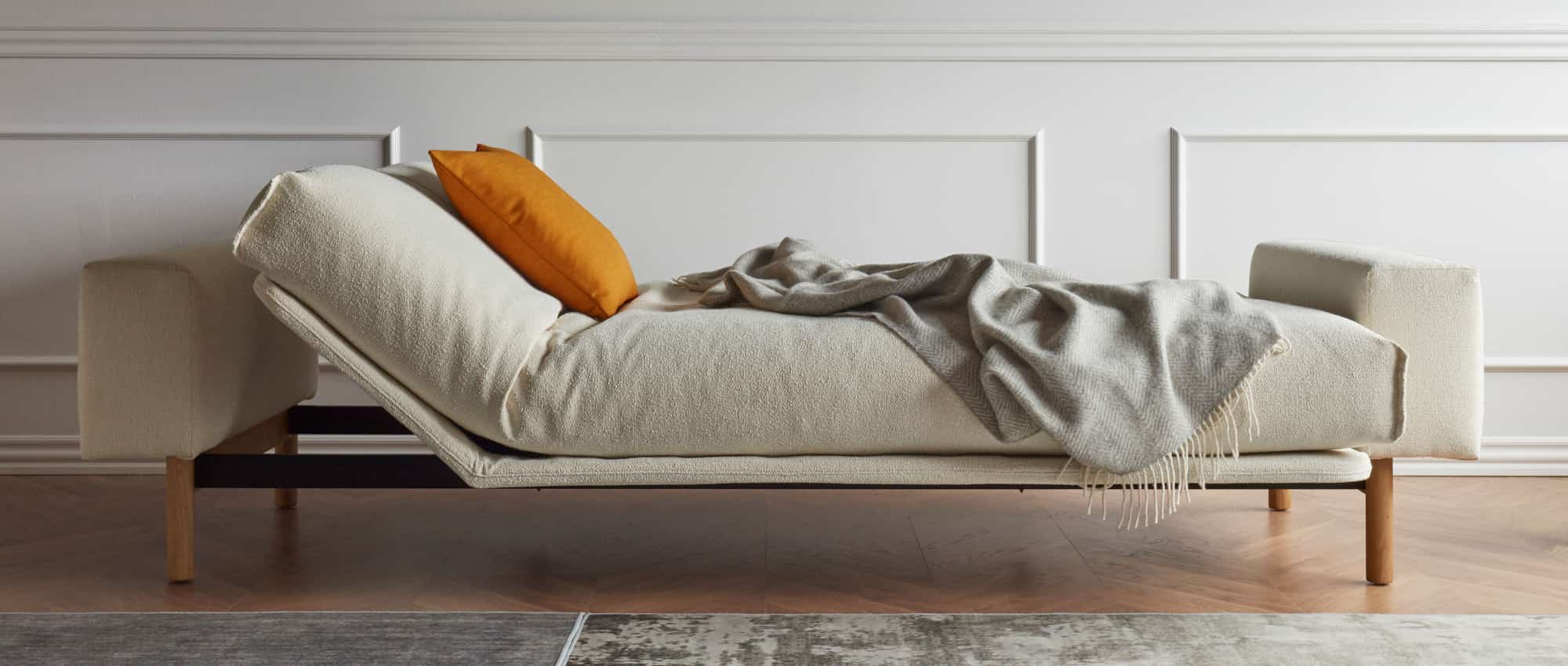 Bettsofa für jeden Tag mit Lattenrost und Matratze, Sofa mit Schlaffunktion, breiten Armlehnen und Holzfüßen in Eiche - 140x200cm