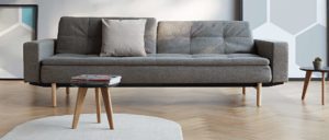 Klappsofa im skandinavischen Design mit Polster Armlehnen und hellen Holzfüßen, Gästebett für 2 Personen - 110x200cm
